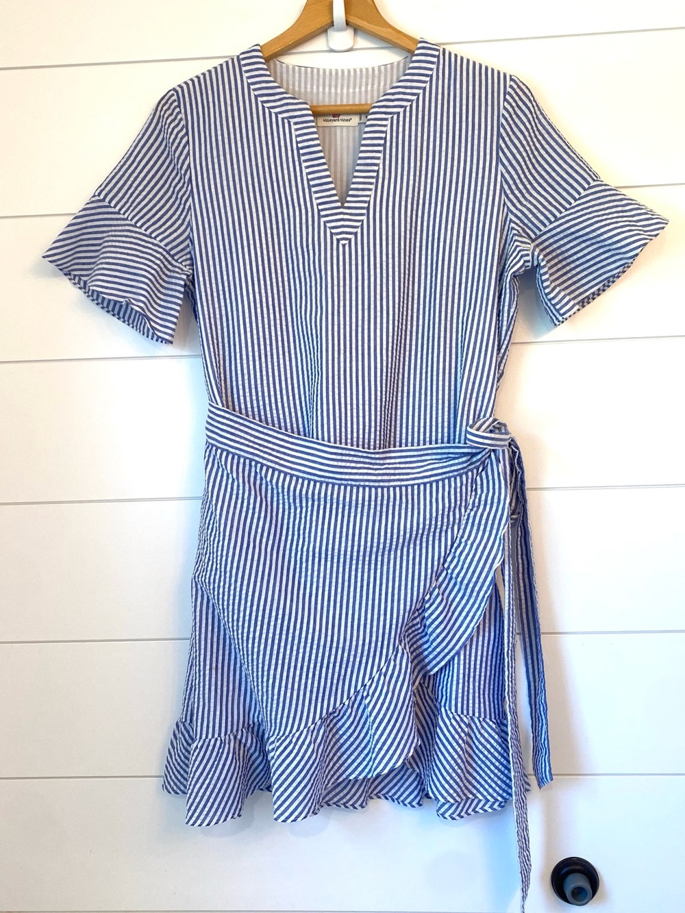 Vineyard Vines Blue and White Striped wrap around dress! Size 4.